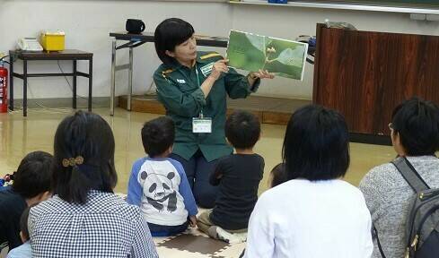 絵本の読み聞かせと自然遊びの写真