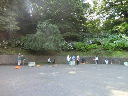 八聖殿愛護会の清掃活動の写真