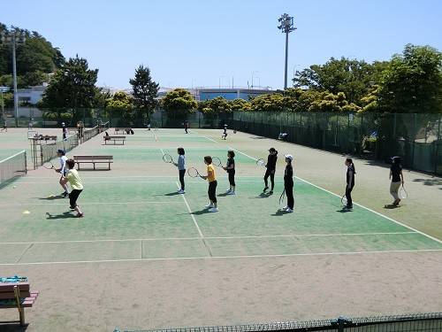 本牧市民公園 平成30年度春期テニス教室開催中の写真