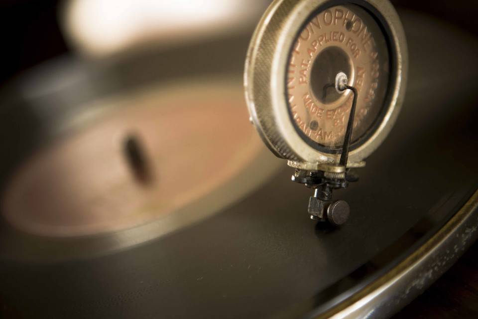 蓄音器で楽しむ午後のひと時の写真