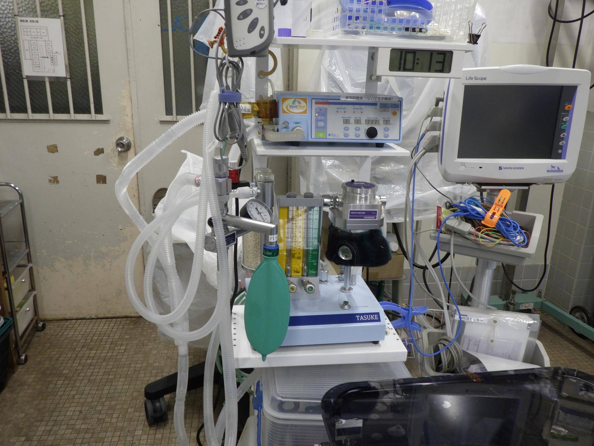 新しくなった麻酔器一式と生体モニター.jpg