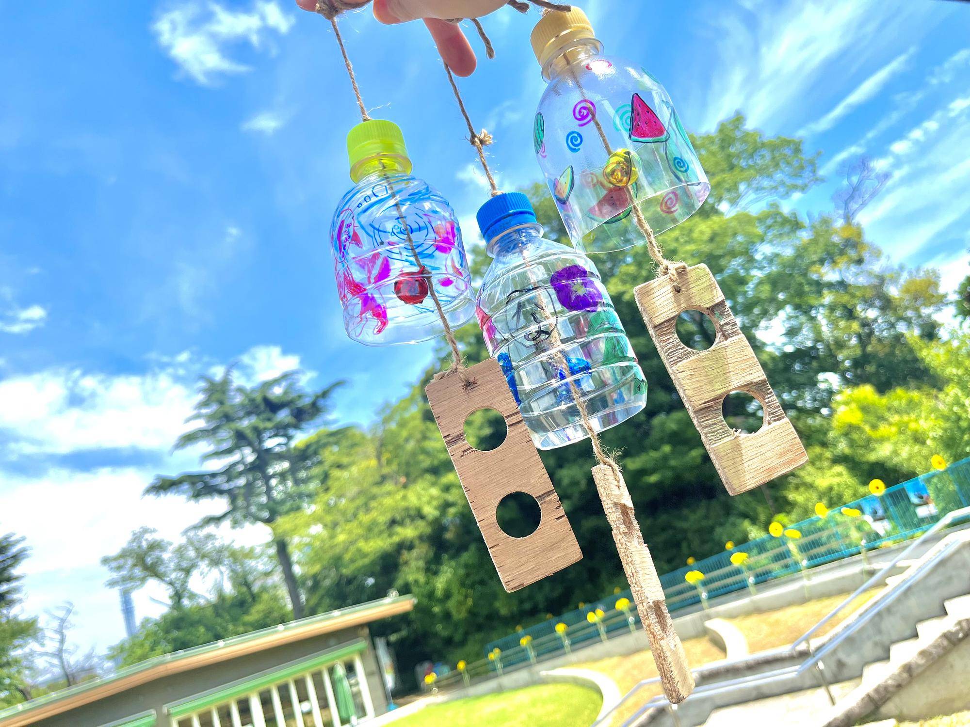ペットボトルで作った風鈴 左から金魚、アサガオ、スイカ柄.jpg