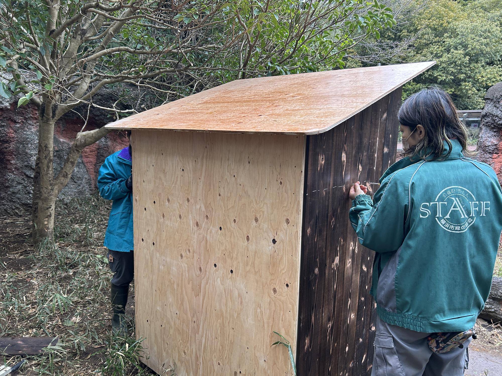 横に板を張り付けている