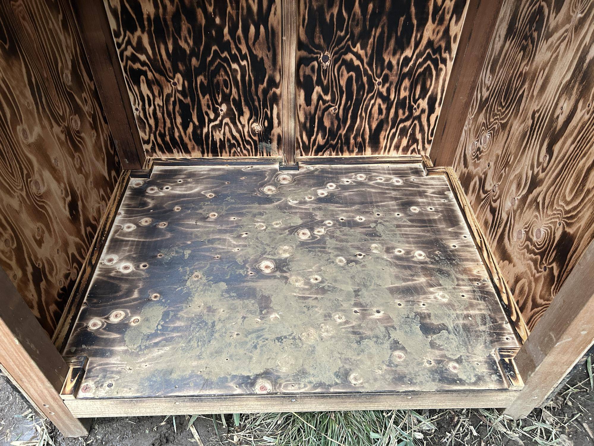 箱についている足跡