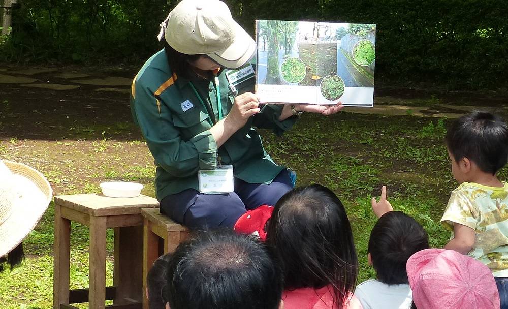 令和7年度 絵本の読み聞かせと自然遊びの写真