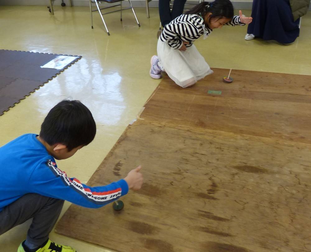 お正月遊び(こま回し大会).jpg
