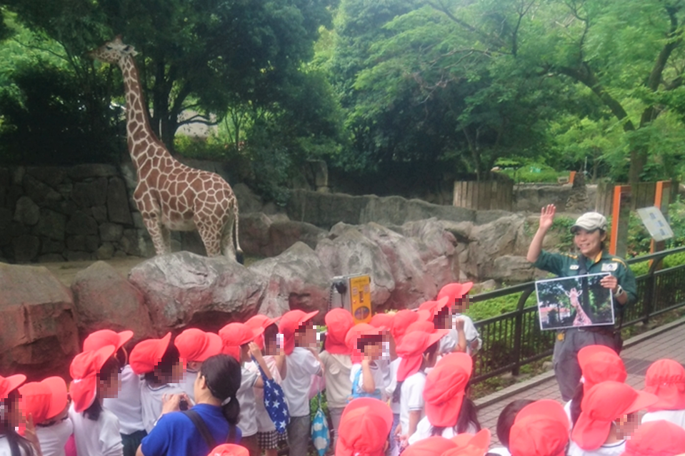 来園者に向けて生息環境や生態を開設する教育普及活動.png