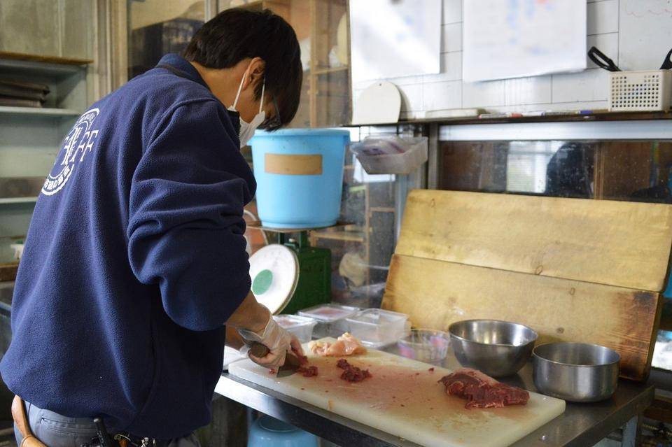 飼料(肉・魚等)のカット・調餌.jpg
