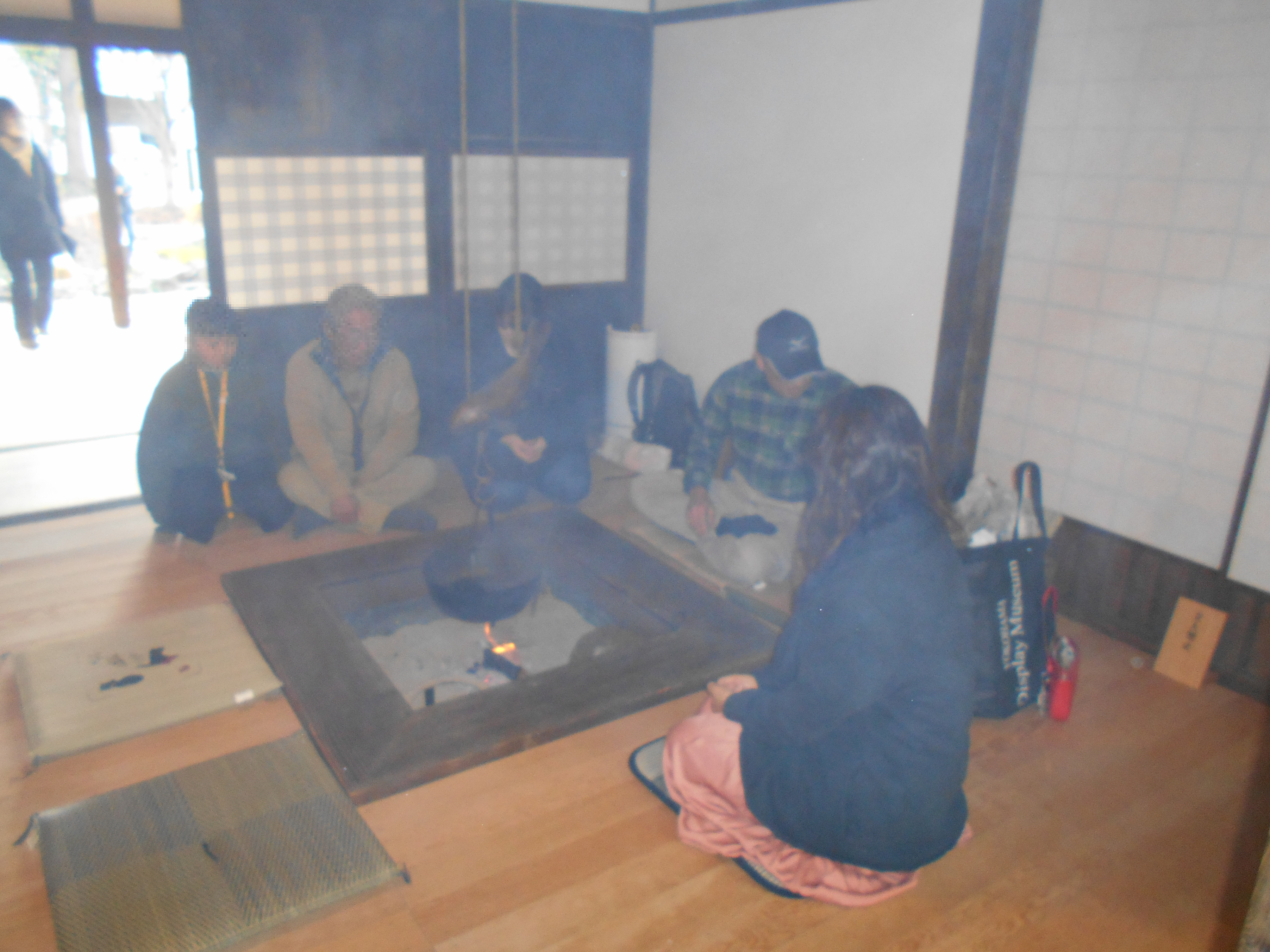 古民家(旧藤本家住宅)の囲炉裏火起こしの写真