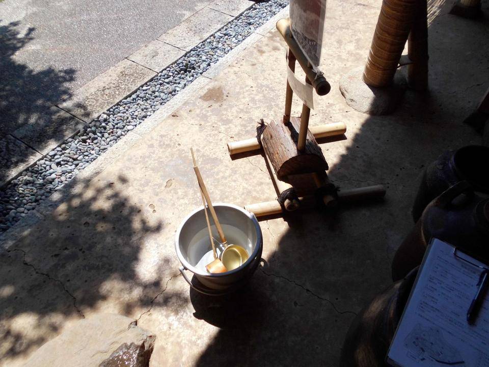 古民家で打ち水をおこないました。の写真