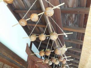 古民家の軒に干し柿が・・・