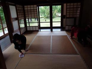 古民家で昔のお掃除体験をしました。