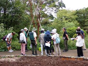 園内ガイドを行いました