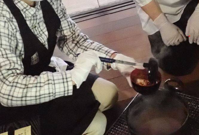 囲炉裏に親しむの写真