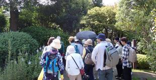 ９月の園内ガイドの様子です