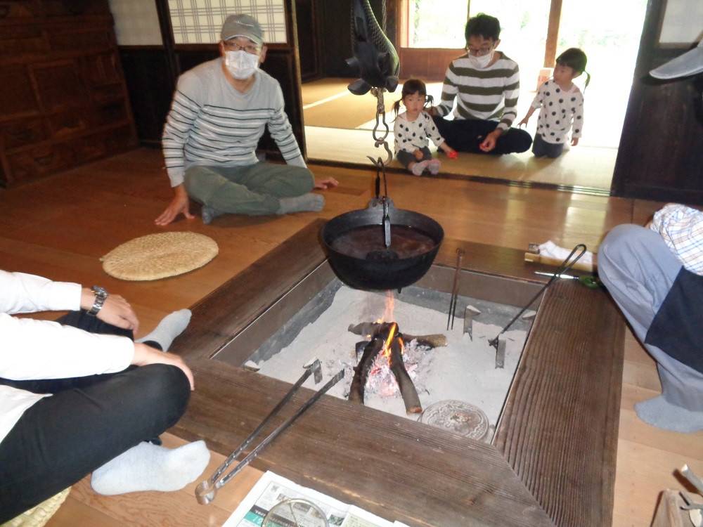 古民家主屋の囲炉裏で火を焚いています。|｜ブログ|馬場花木園公式 ...