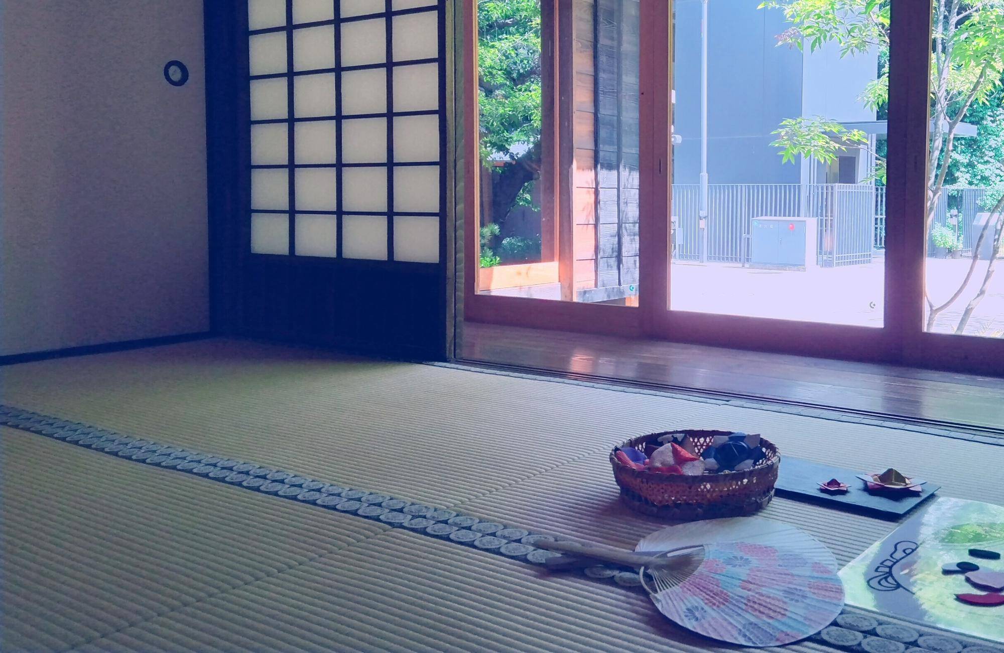 クールシェアスポットと図書コーナーの写真