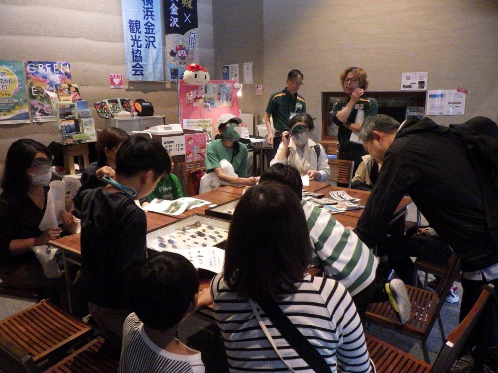 15休憩棟内で説明.jpg
