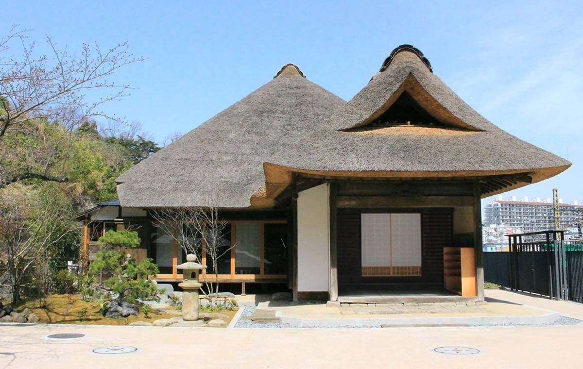 茅葺屋根の外観