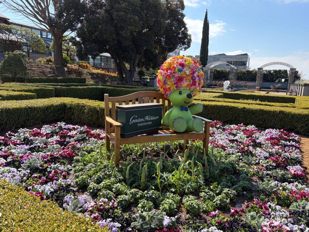 山手イタリア山庭園　整形花壇にガーデンベア登場‼の写真