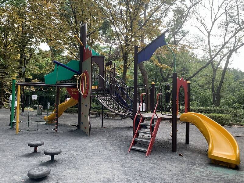 児童遊園地の遊具広場の写真