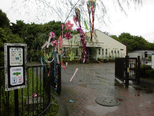 七夕飾りは雨の中