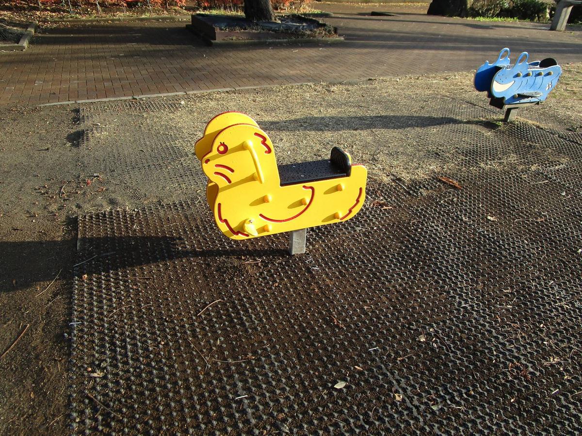 学校によくあるバネ コンパン｜定番のスプリング遊具