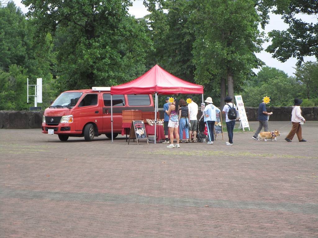 只今「地産地消マルシェ」開催中の写真