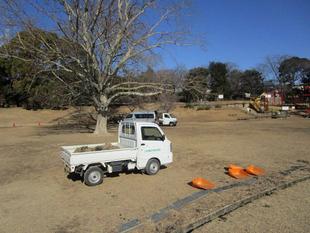 公園の知られざるお仕事！広場メンテナンス！はたらくおじさん・・・女性職員もいます・・・💦