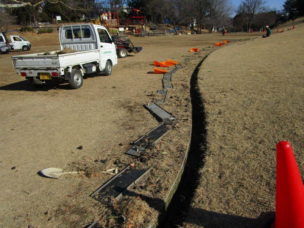 せせらぎ広場側溝清掃 (1).jpg