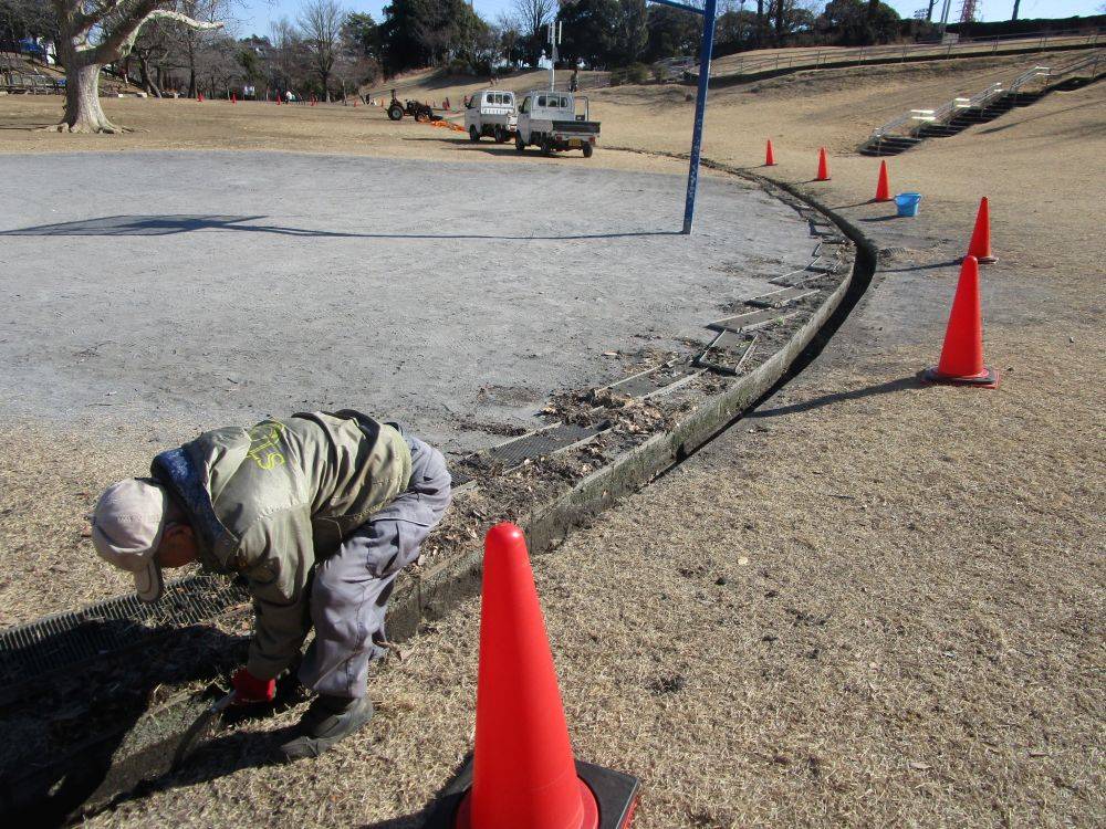 せせらぎ広場側溝清掃 (2).jpg
