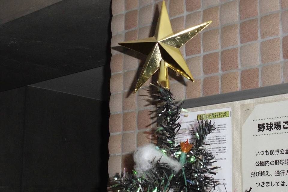 エントランスのクリスマスツリーの写真
