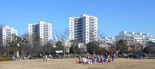 プレイパークで落ち葉プール