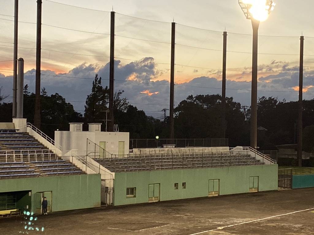 これからナイターが始まります🥎の写真