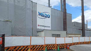 薬大スタジアムの外壁工事👷足場組編