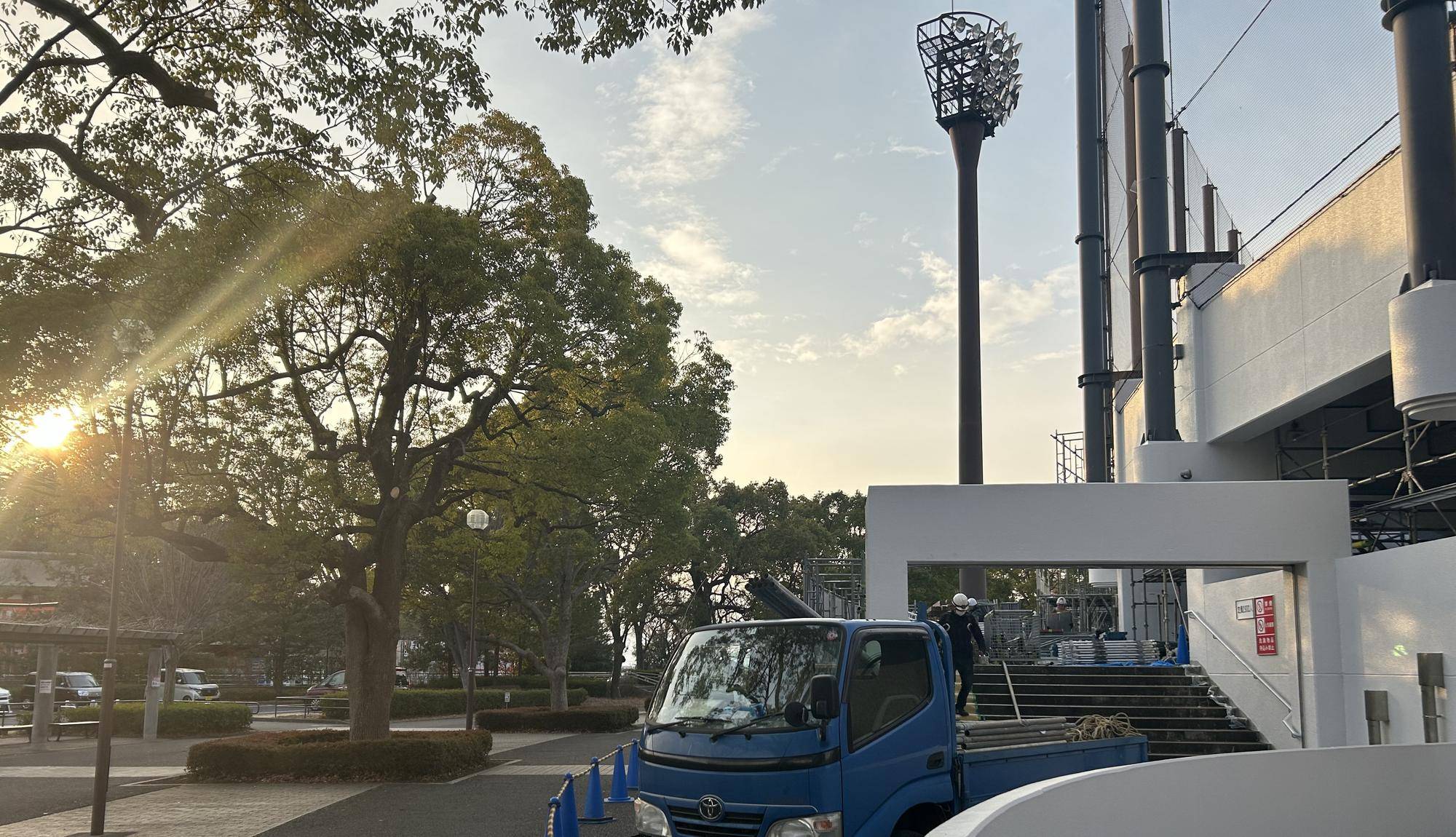 夕暮れ時の３塁側⚾修繕工事解体作業の写真