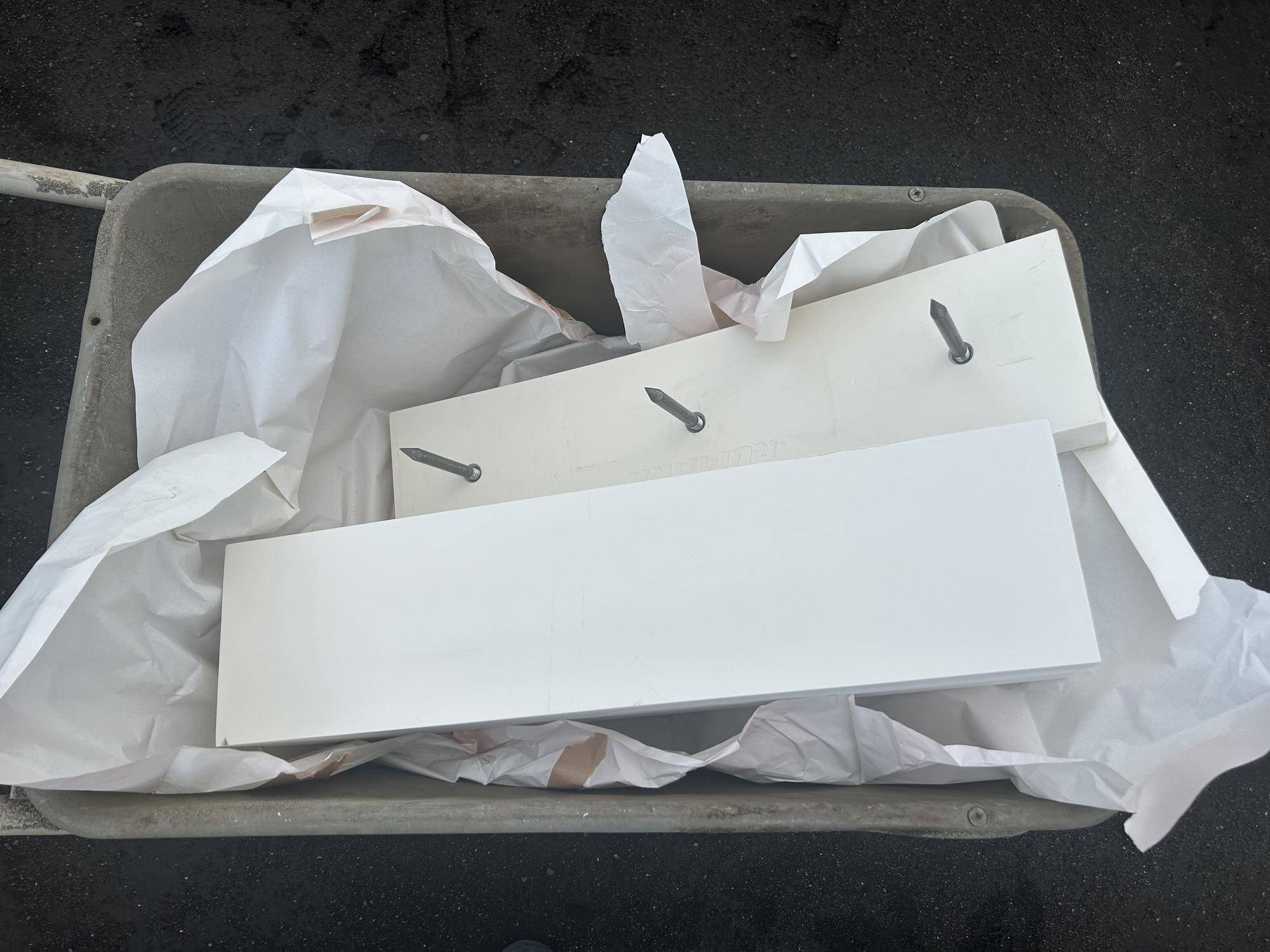 ピッチャーマウンドの交換作業の写真