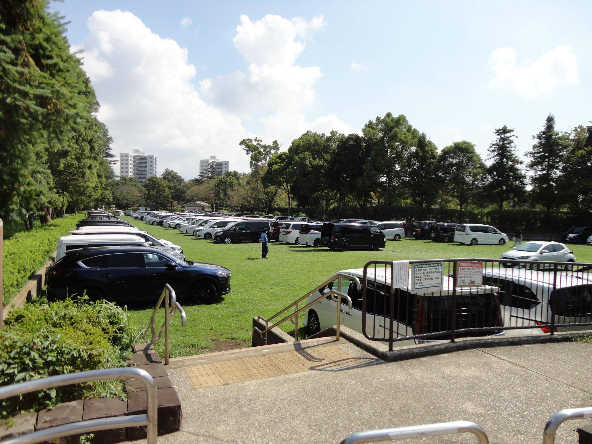 「俣野公園」芝生広場の一時使用不能についての写真