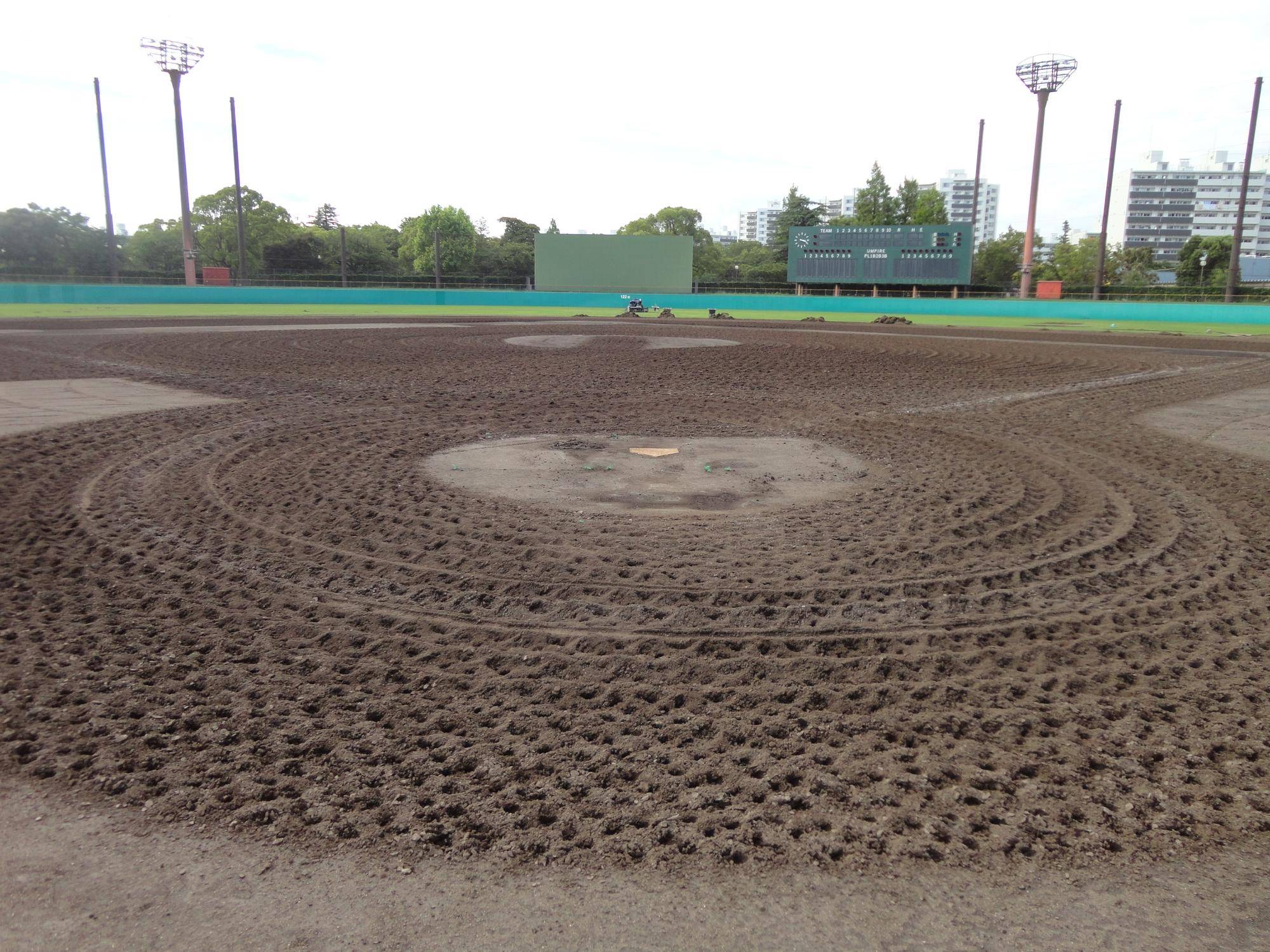 「俣野公園・横浜薬大スタジアム」のグラウンド整備の途中経過についての写真