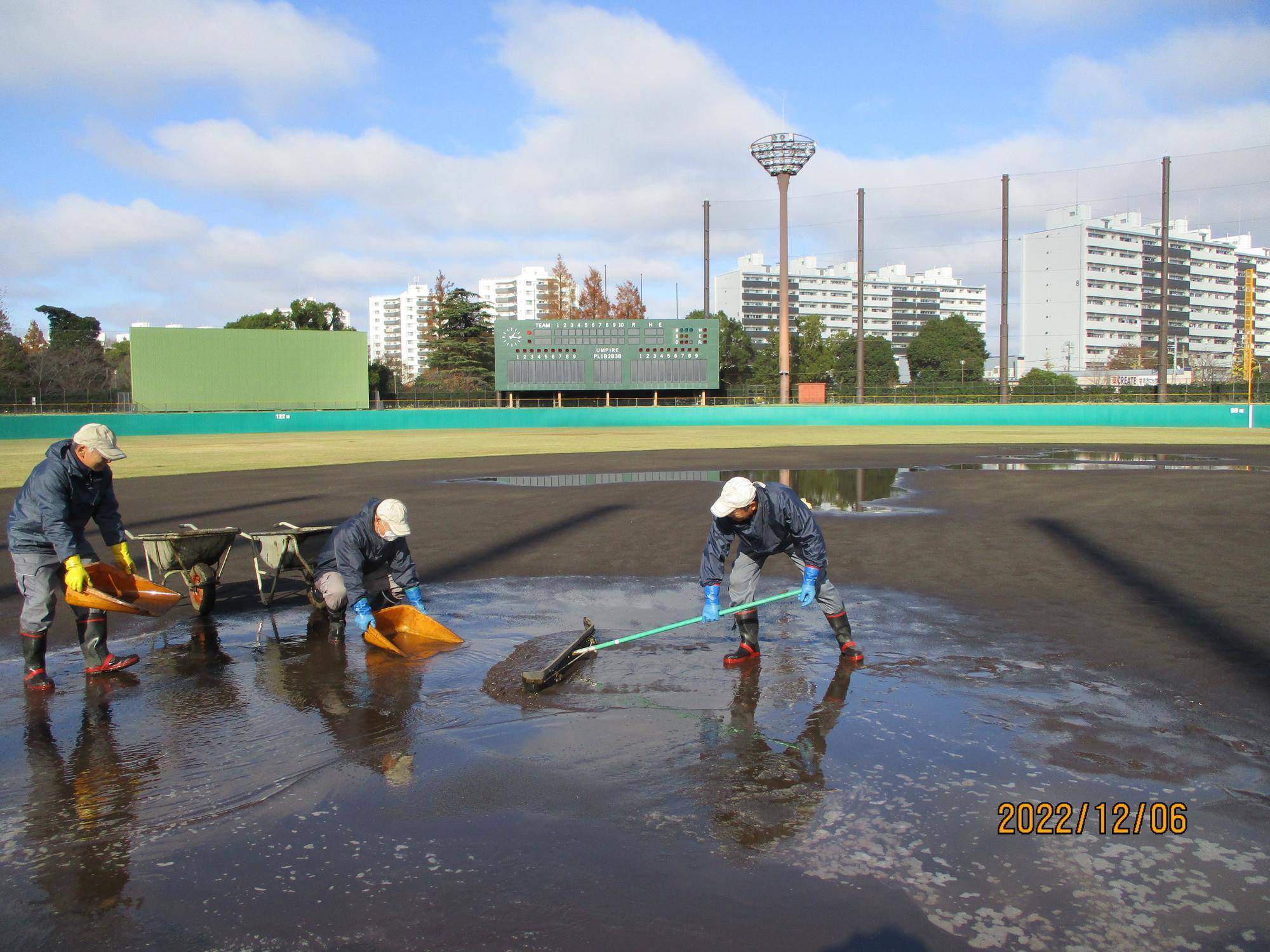 雨上がりの野球場4.jpg
