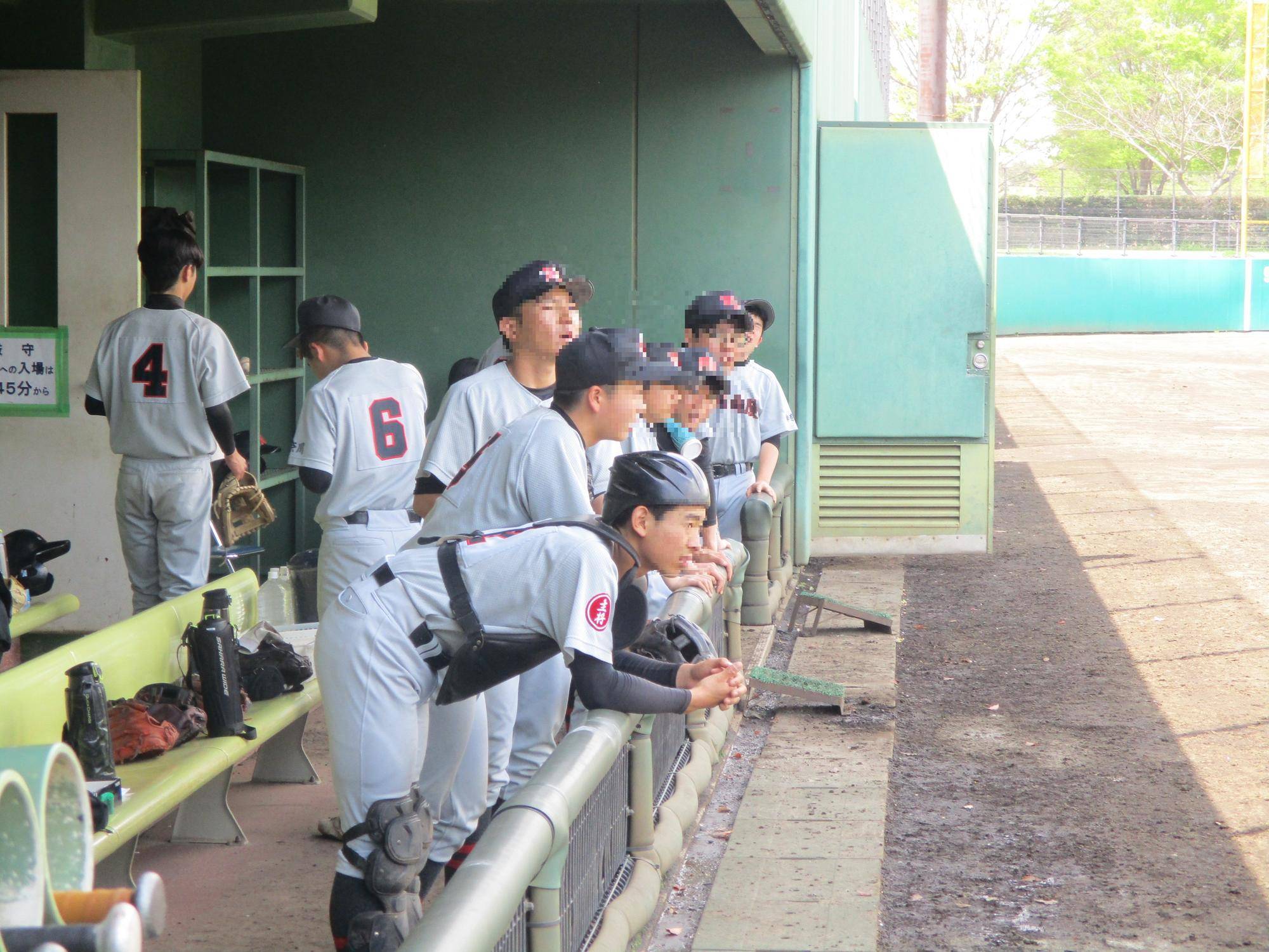 南陵選手ダッグアウト.jpg