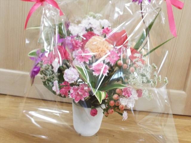 花を使った制作体験の写真