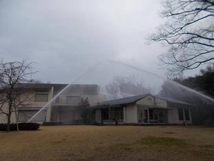 放水銃のデモンストレーション