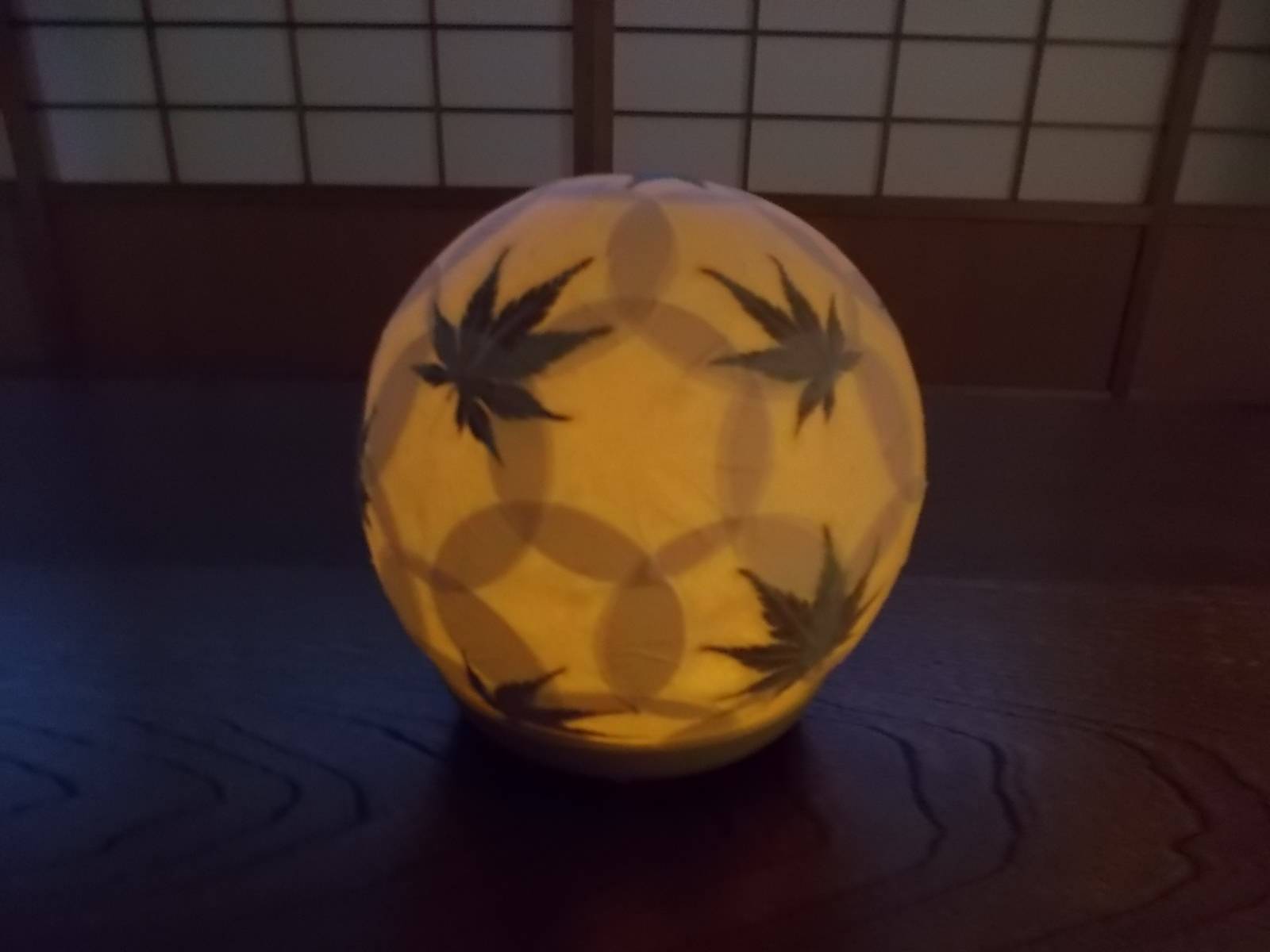 モミジのランプシェード作りの写真