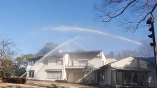 放水銃のデモンストレーション