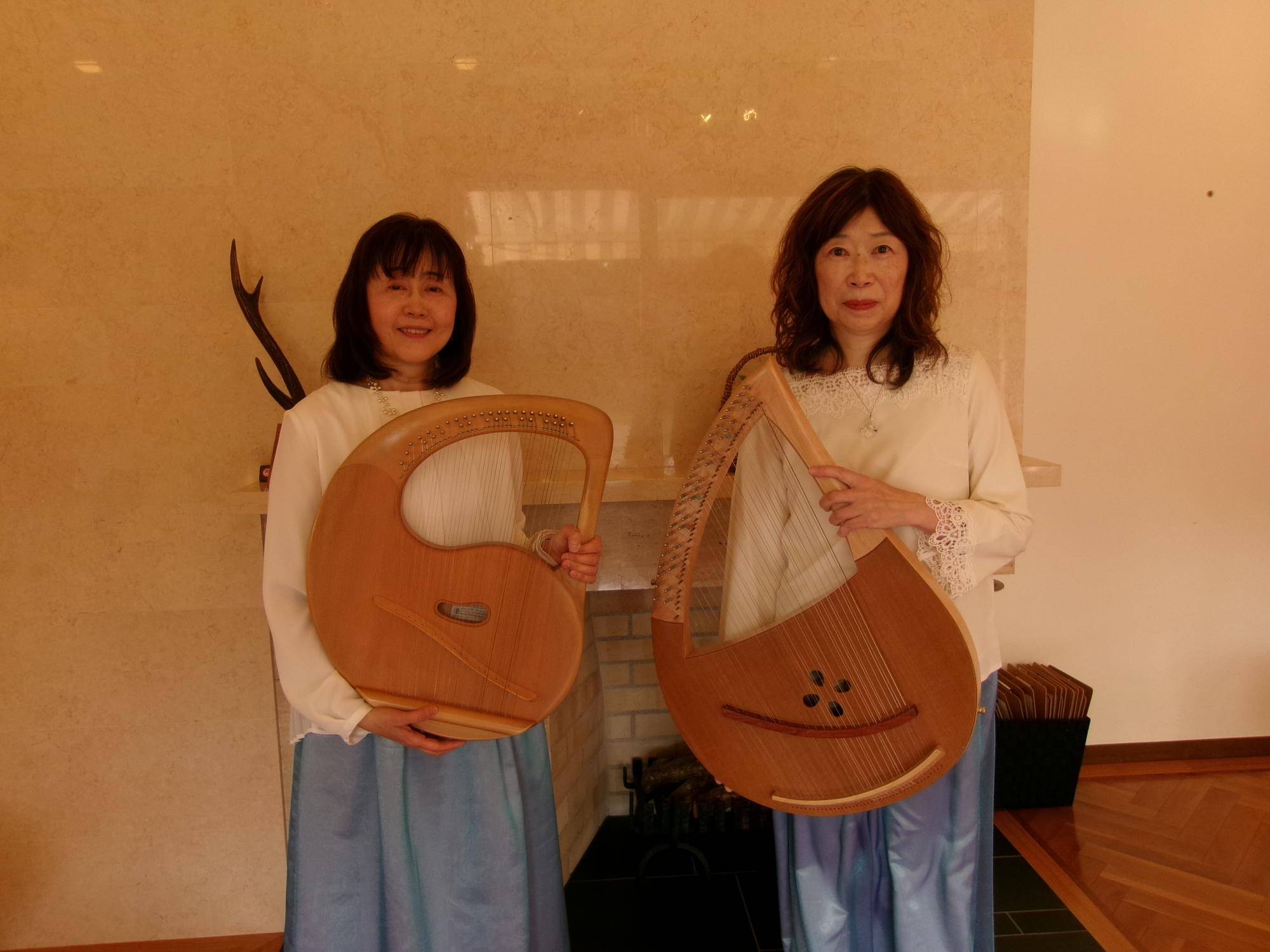 さくら祭り リビングコンサート ライアー(竪琴)の演奏の写真