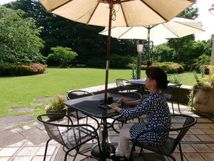 喫茶「ひだまりガーデン」テラス席でお茶を