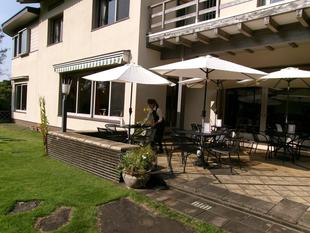 喫茶「ひだまりガーデン」はテラス席で営業しています