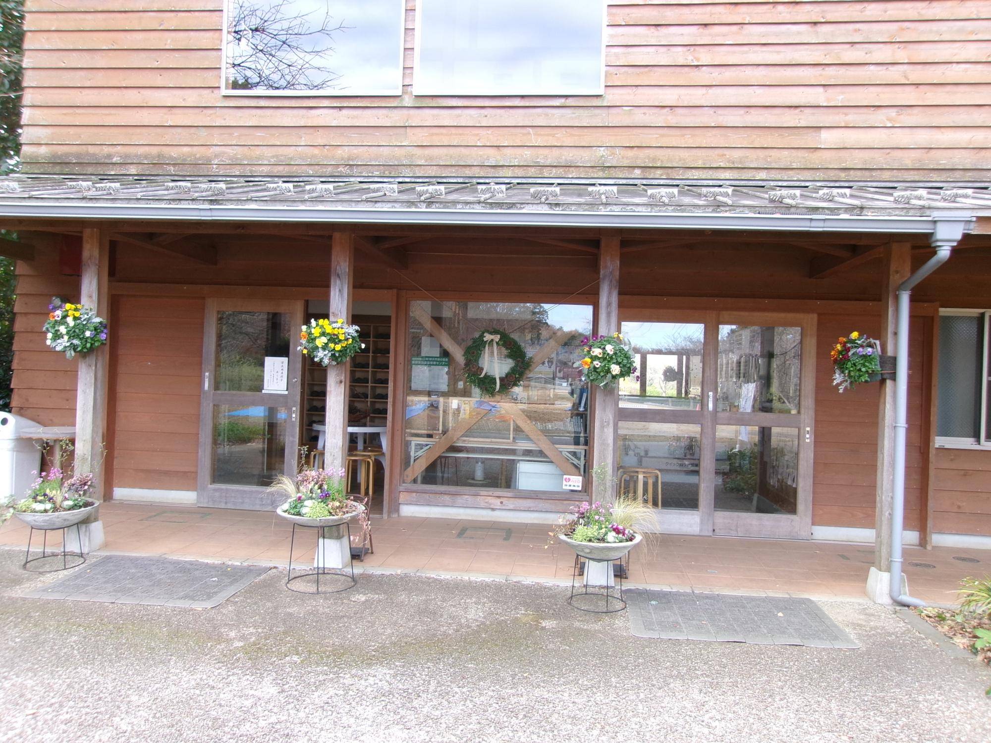 休憩棟のクリスマスリースの写真