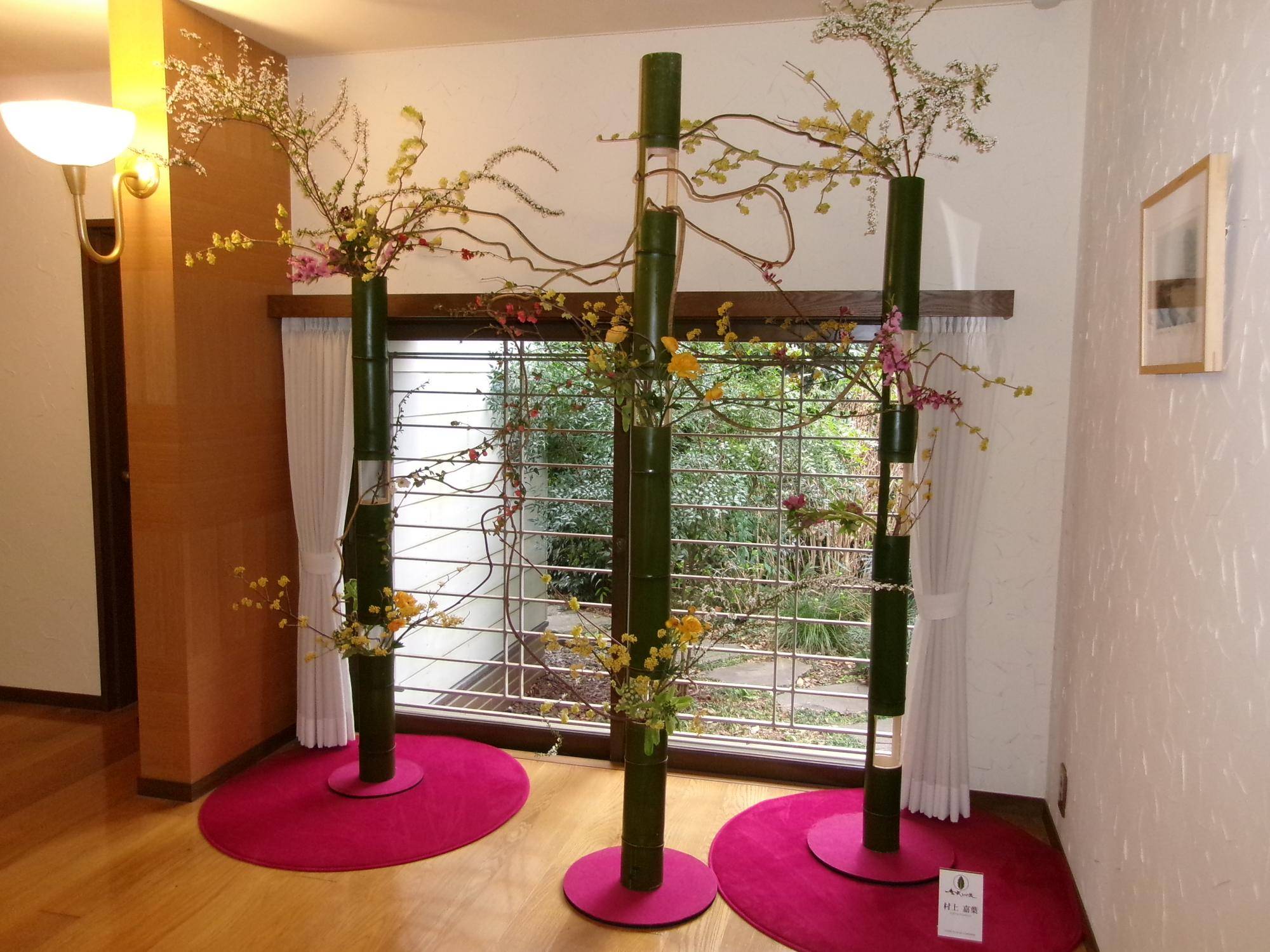 俣野別邸庭園の季節を生ける一葉式いけ花による装花　公開生け込みの写真